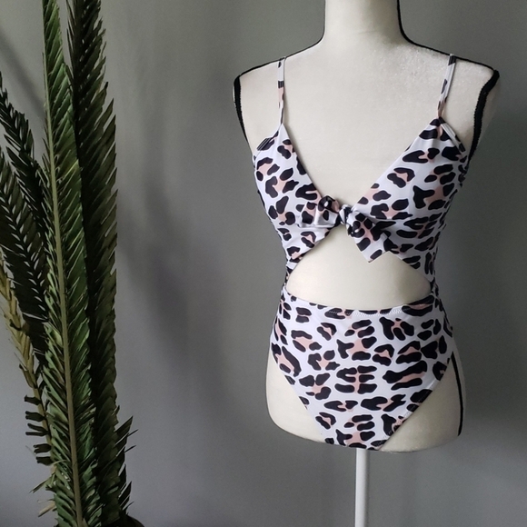 Leopard print 1 piece cutout swimsuit NWOT - Picture 1 of 8
